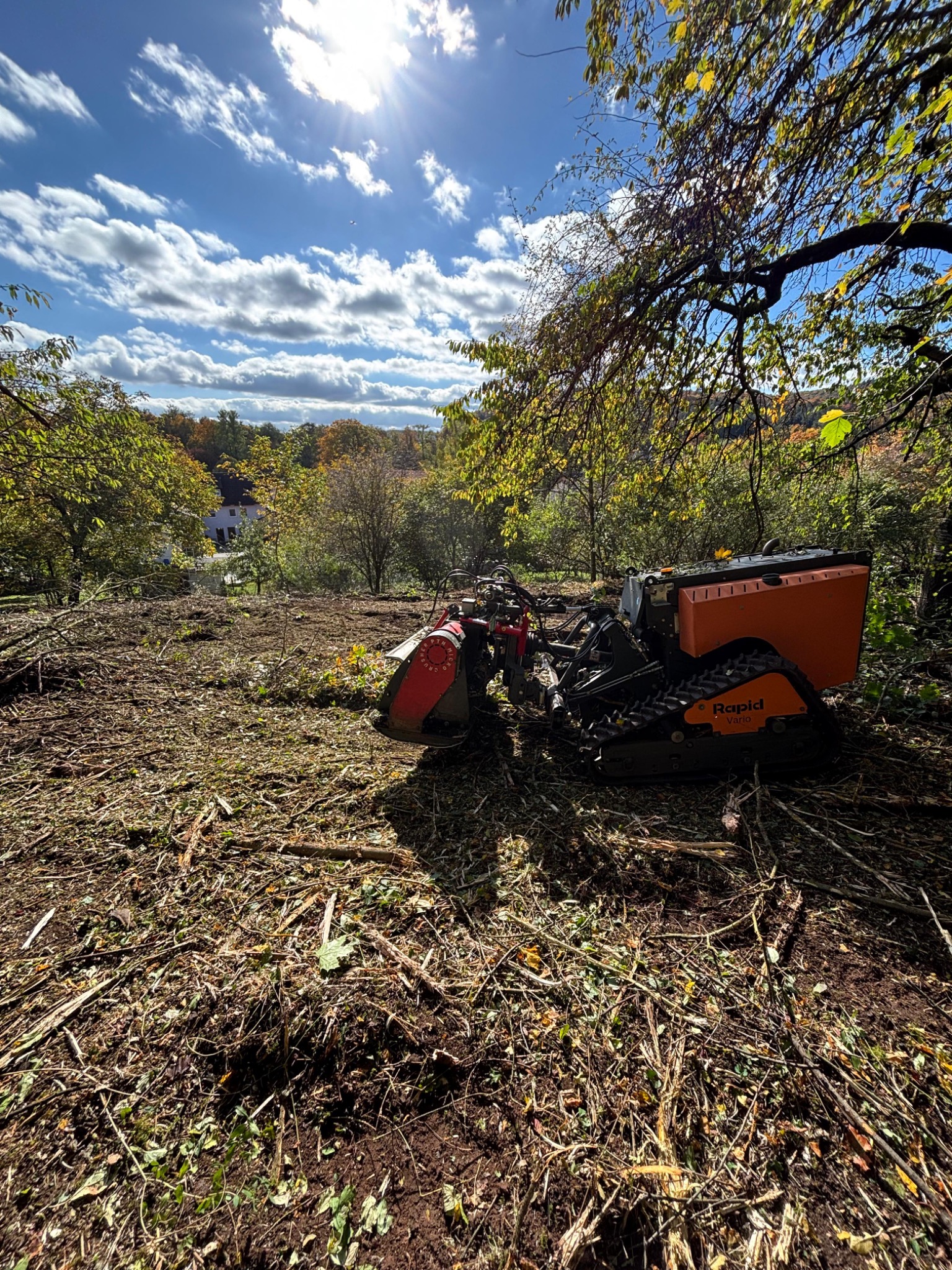 Funkraupe bei Arbeiten in schwierigem Gelände